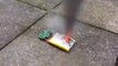 Explosion d'une batterie de Smart Phone après l'avoir percée avec un couteau