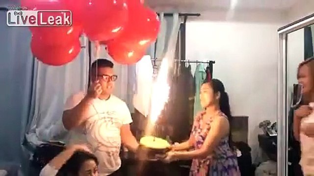 Anniversaire qui tourne mal : gros FAIL avec des ballons et des feux de bengale sur le gateau!