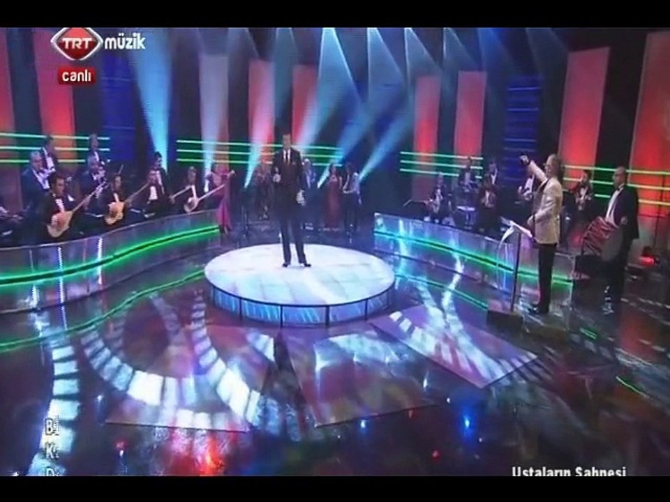 Bedri AYSELİ-Halaylar (Bitlis'in önün de bağlar,Bingöl'de dört dağ için de,Kar yağar ayazlanır)Şef:Ömer Hayri UZUN