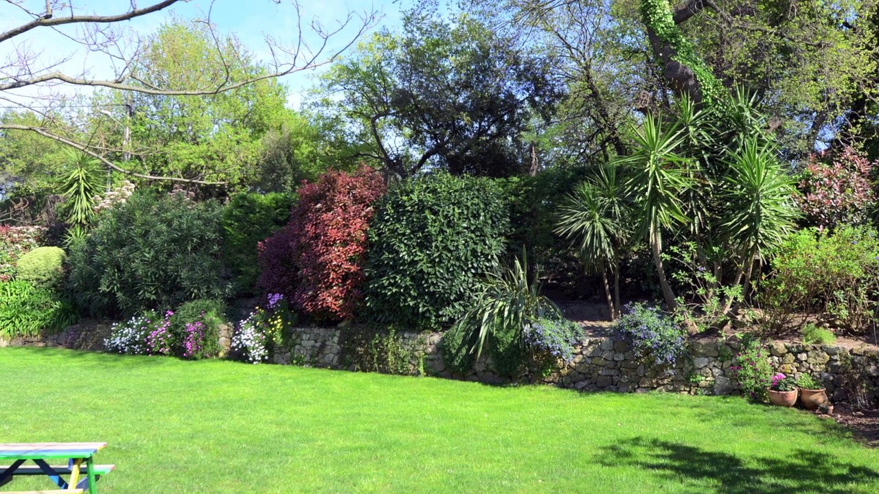 ROQUEFORT LES PINS VENTE VILLA - Piscine sur Jardin paysagé