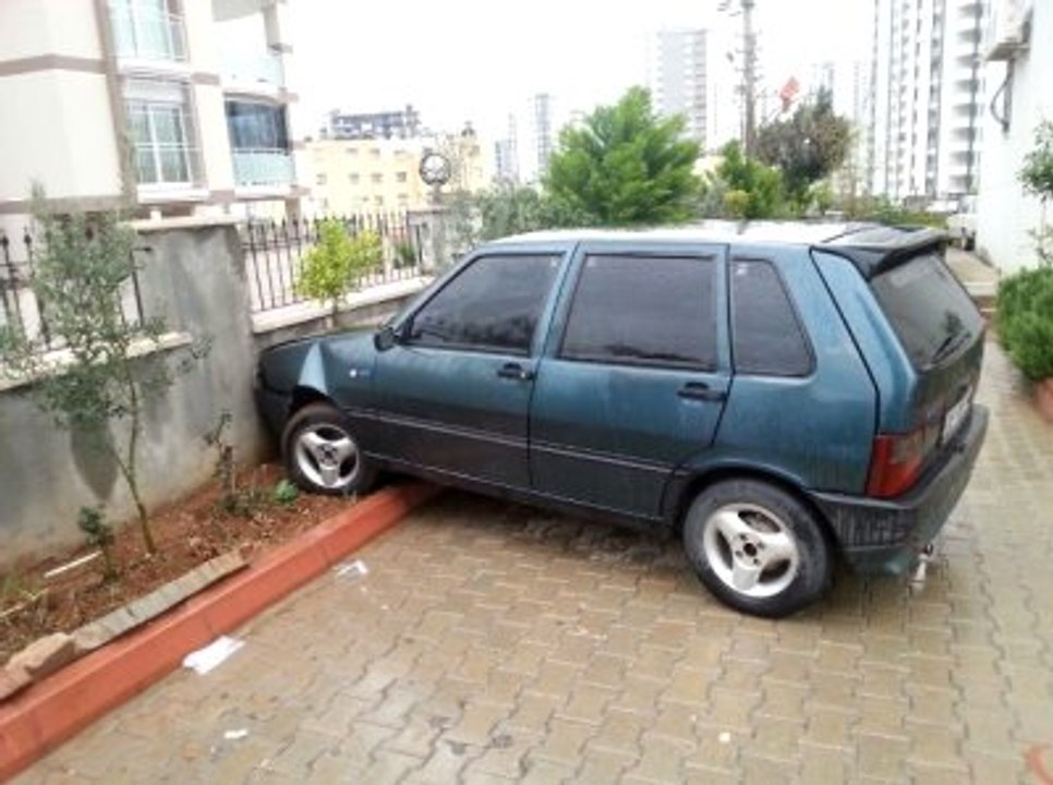 Direksiyon Başında Kalp Krizi Geçirdi, Duvara Çarpıp Öldü