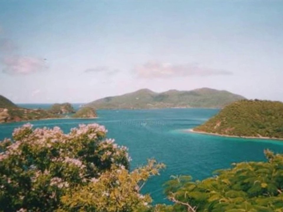 Un petit plongeon dans une eau claire ? Beau paysage de vacances