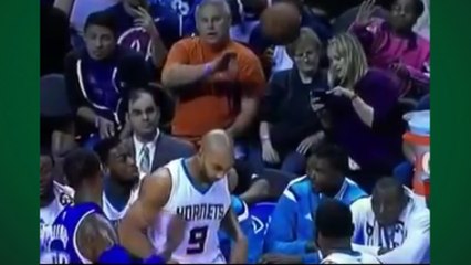 Mulher leva bolada em jogo da NBA