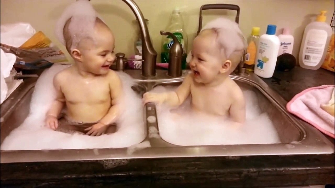Double Bath for Twin Babies : Giggle Fest