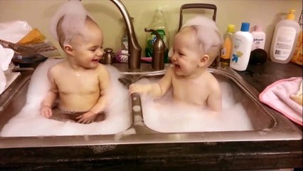 Download Video: Premier Double bain pour ces bébé jumeaux! Concours d'éclaboussure!