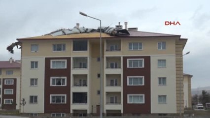 Erzincan'da Hızı Saatte 70 Kilometreyi Bulan Rüzgar Çatıları Uçurdu