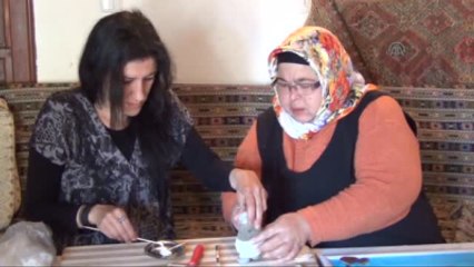 Çakıl Taşları Kadınların Ellerinde Şekilleniyor