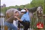 Caméra cachée : un policier demande de l'aide pour monter à cheval et tombe dans la rivière !