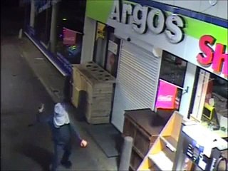 Un voleur bourré a beaucoup de mal à faire son braquage!