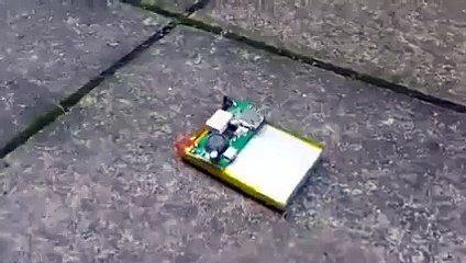 Explosion d'une batterie de Smart Phone après l'avoir percée avec un couteau