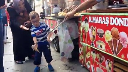 Un enfant traumatisé par une vendeur de glace turque!