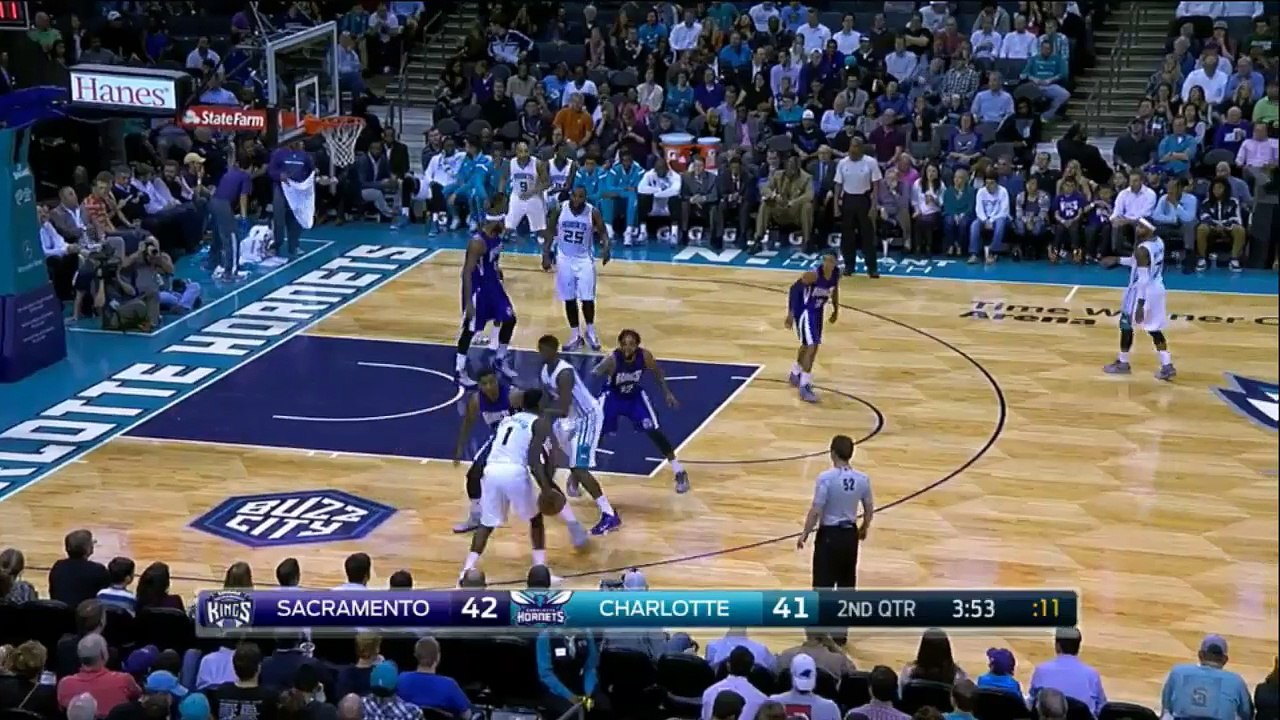 Une spectatrice reçoit un ballon de basket en pleine figure