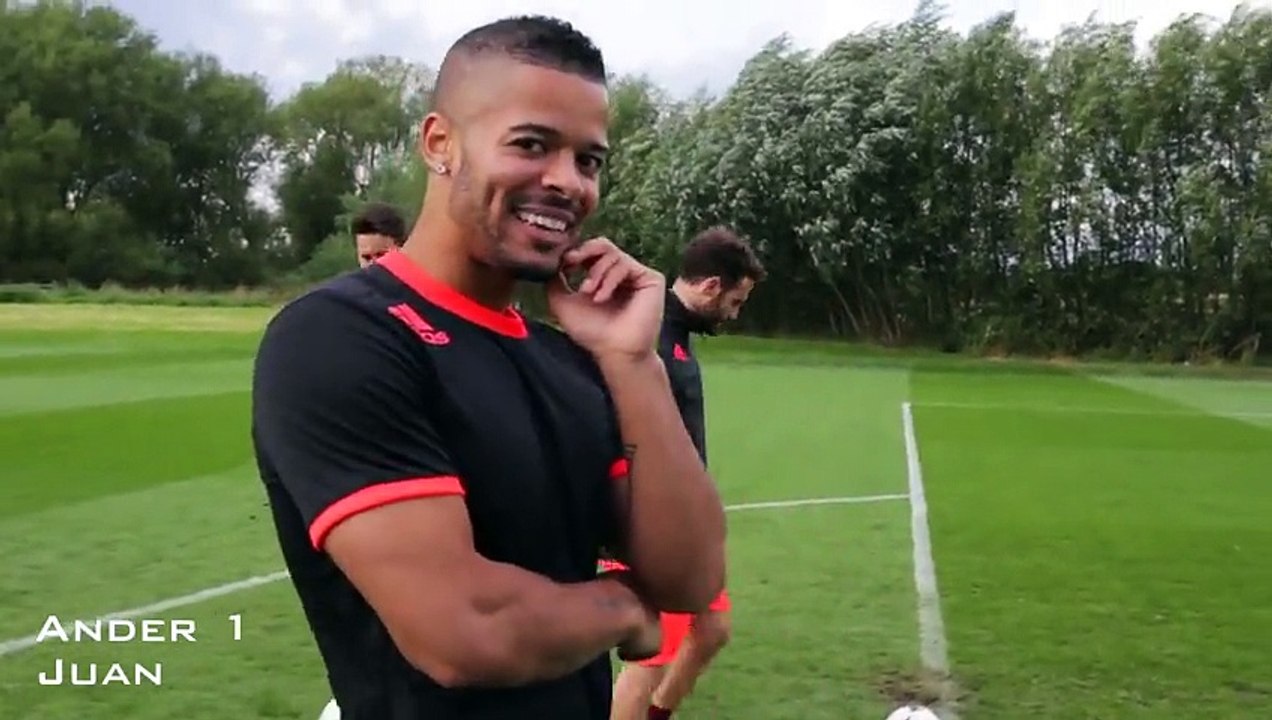 Concours de barre transversale entre deux joueurs de Manchester United