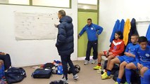 U15-1: Causerie dans le vestiaire de l'équipe à la mi-temps