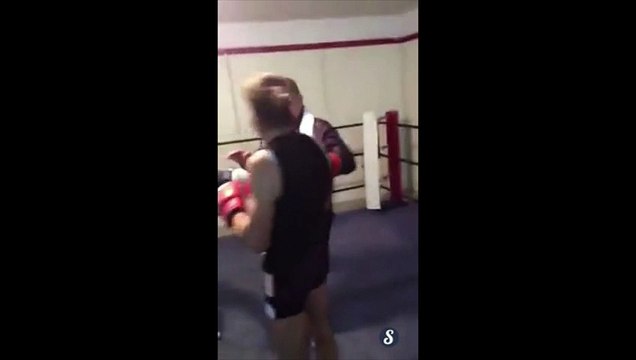 Insolite - Un vétéran donne une leçon de boxe à un jeune amateur ! (vidéo)