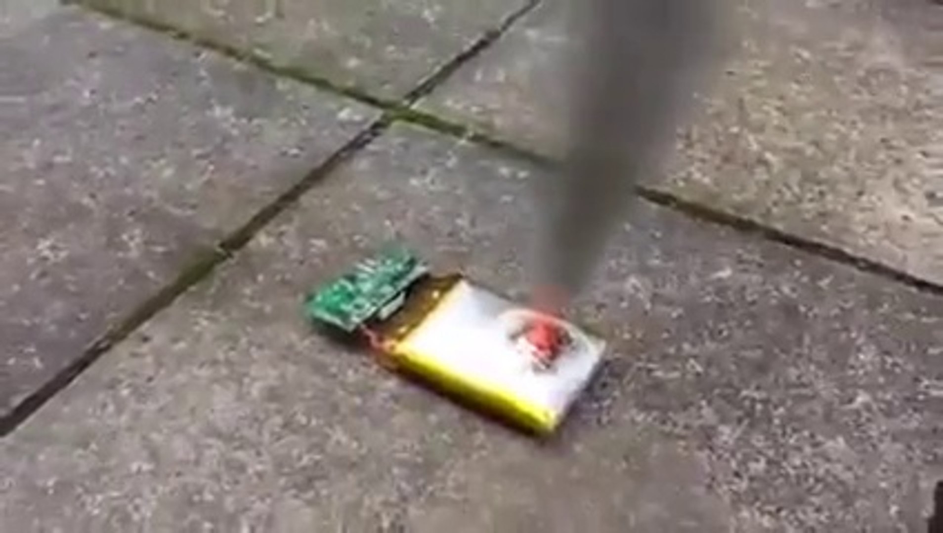 Cette batterie de tlphone explose lorsquon la perce