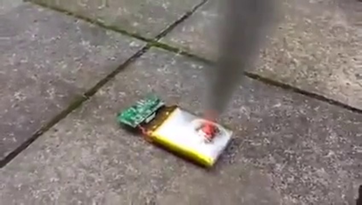 elfbar nachfüll pod läuft aus Une cigarette électronique explose dans la bouche d'un adolescent