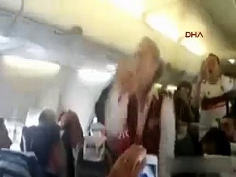 Hostes Beşiktaşlı taraftarlara uçakta üçlü çektirdi