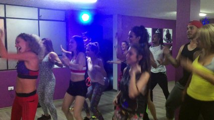 Participantes de Yingo toman una clase de Zumba