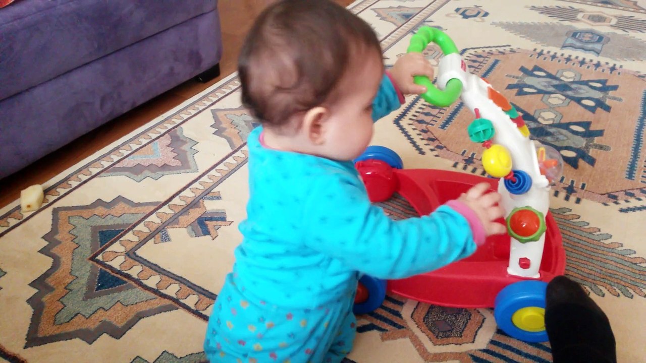 Zeynep Betül arabayla yürüyor 1 20150311