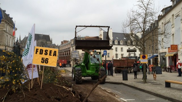 Les paysans érigent un mur de la colère