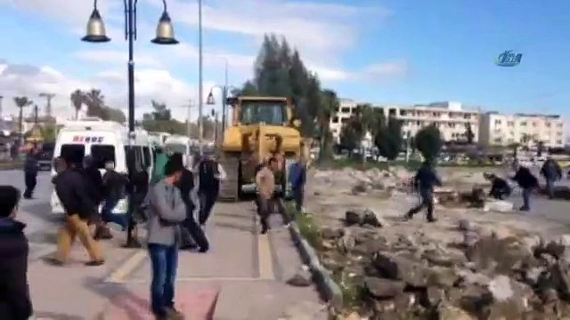 Kepçeyi insanların üzerine sürdü! Dehşet anları kamerada