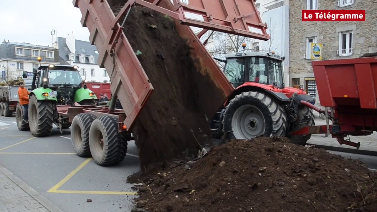 Vannes. Les agriculteurs construisent un talus devant la préfecture