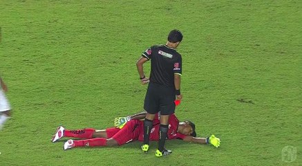le gardien Máximo Banguera fait semblant d'être inconscient pour éviter un carton rouge