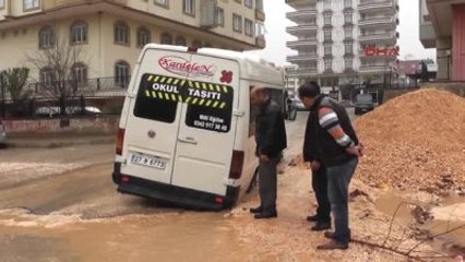 Nizip'te Servis Minibüsü Devrilme Tehlikesi Geçirdi, Öğrenciler Korku Yaşadı