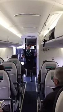Une hôtesse de l'air danse avant le décollage