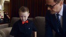 INSOLITE - Iron Man Robert Downey Jr. donne un bras bionique à un enfant handicapé