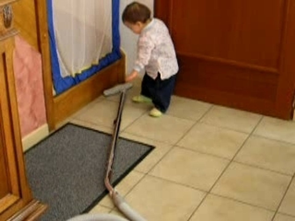 Charlotte passe l'aspirateur......