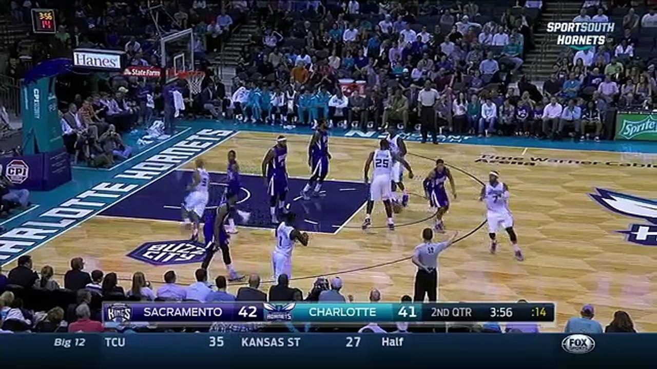 Cette supportrice reçoit un ballon de basket en plein nez !