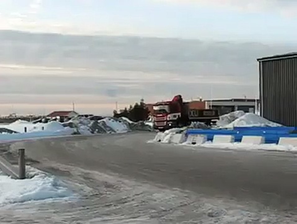 Lui quand il a fini son taf il rentre son camion comme un boss