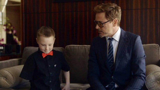 Robert Downey Jr. apporte un bras robotique à un enfant amputé.