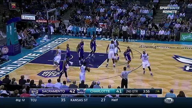 Headshot on Basketball fan during NBA game : violent knock out!