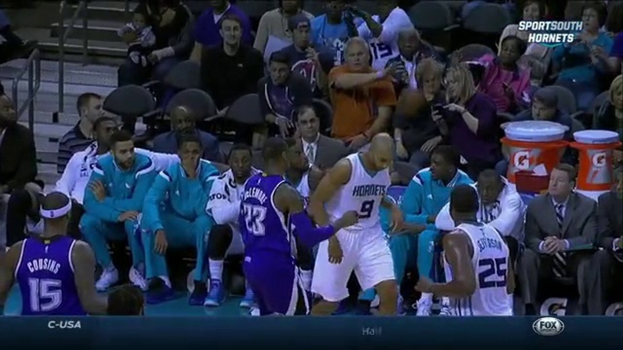 Une fan distraite se prend un ballon de basket en pleine face