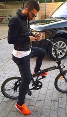 Arda'nın "Ekmek Almaya Giderken" Notuyla Paylaştığı Fotoğraf Olay Oldu