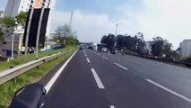 Araba Camından Atlayarak Araçların Arasında Kalan Köpeği Kurtaran Motosiklet Sürücüleri