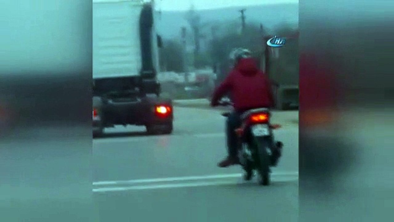 Motosiklet sürücüsünün tehlikeli akrobasisi