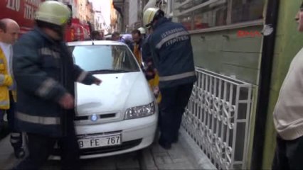 Yangında Mahsur Kalan Anne ile Kızını İtfaiye Kurtardı