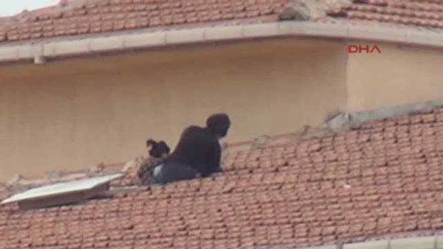 Silopi Okul Çatısına Çıkan 2 Kız Öğrenci, Korkuttu