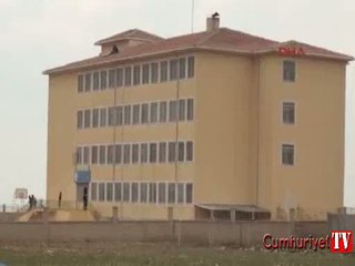 Okul çatısına çıkan 2 kız öğrenci, korkuttu