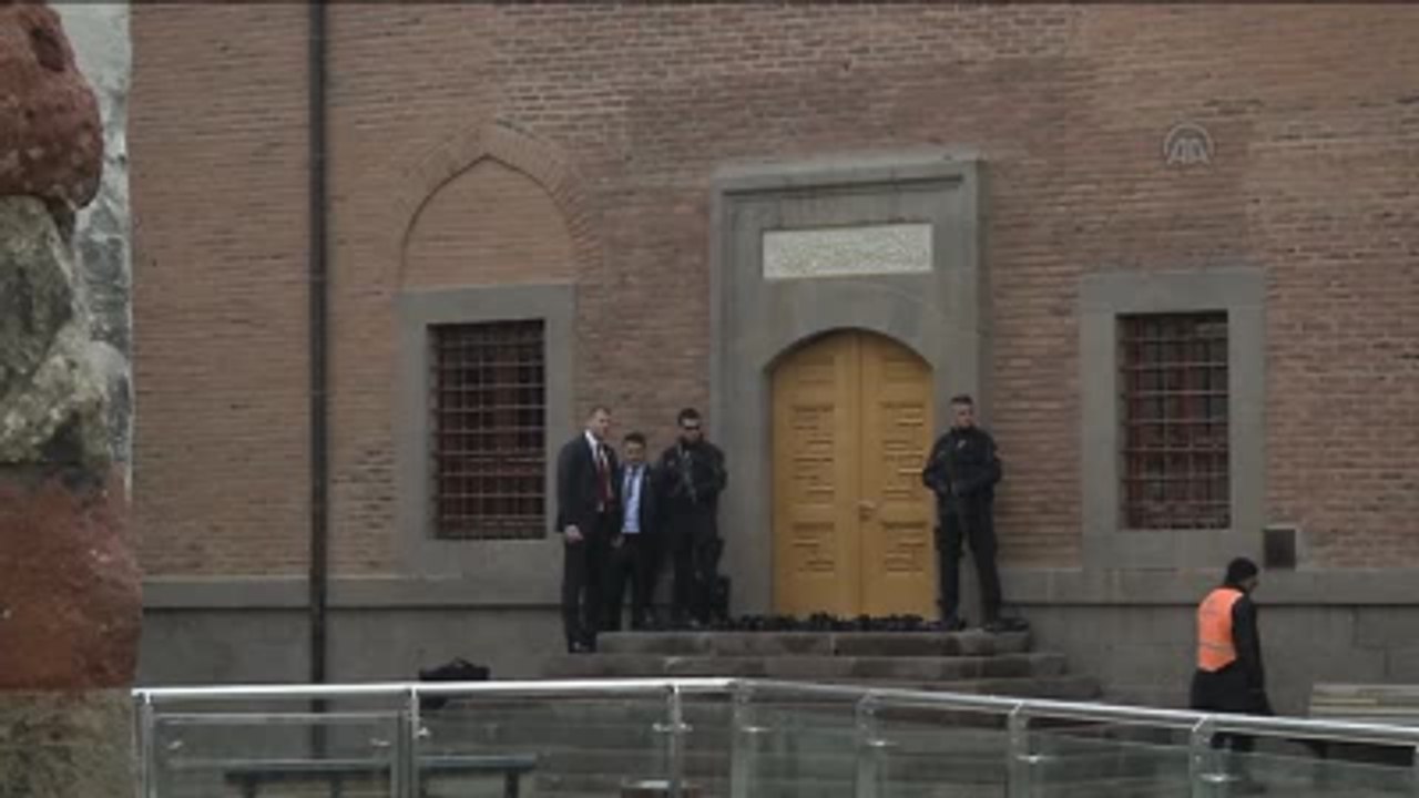 Davutoğlu, Cuma Namazını Hacı Bayram-ı Veli Camii'nde Kıldı