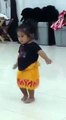 Niña bailando danza polinesia