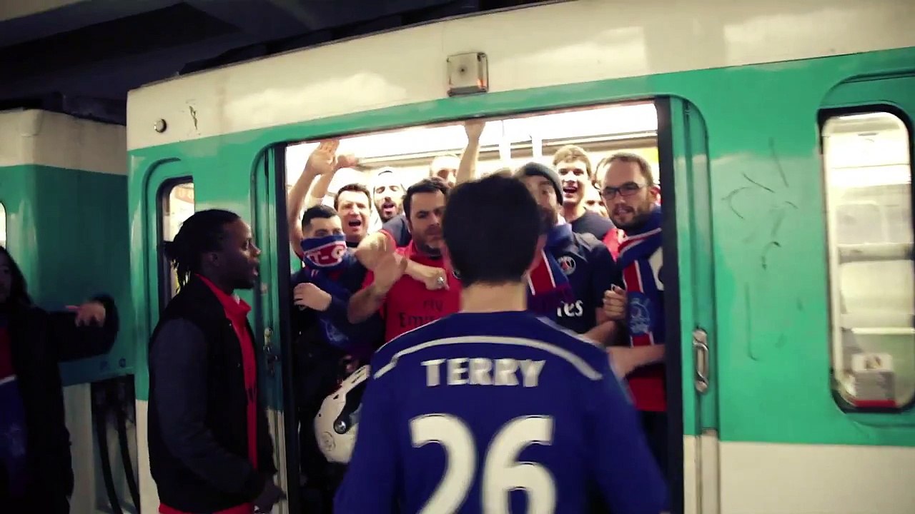 Des supporters du PSG parodient l’incident raciste du métro