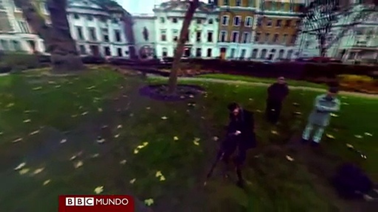 Una cámara que toma fotos de 360 grados en el aire