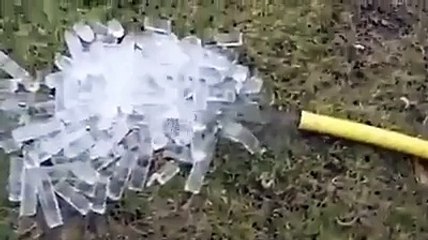 De l'eau se transforme en  glace en s'écoulant hors d'un tuyeau