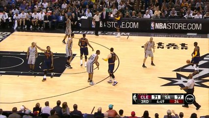 Un jeune fan fait deux doigts d'honneur à LeBron James