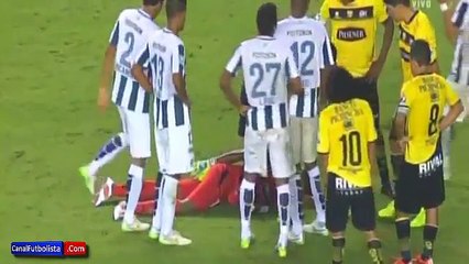 Il simule un évanouissement pour éviter un carton rouge